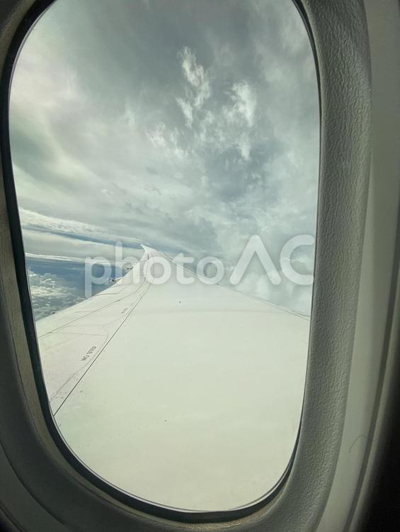 飛行機の窓から 飛行機の窓,翼,窓の写真素材
