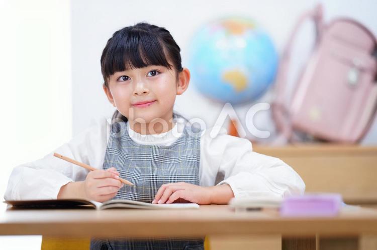 鉛筆を持ち微笑む女の子 女の子,宿題,微笑むの写真素材