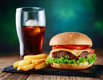 ハンバーガーとポテトとコーラ ハンバーガーとポテトとコーラの写真