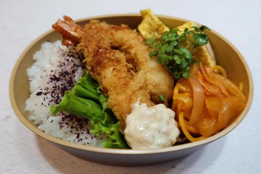 海老フライとナポリタンのお弁当 海老フライとナポリタンのお弁当の写真