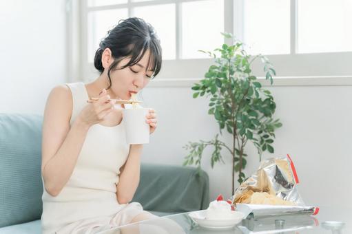 大食い・暴飲暴食しても太らない体質の女性 大食い・暴飲暴食しても太らない体質の女性 カップラーメン,食べる,女性の写真素材