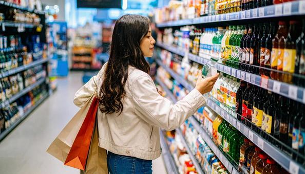 買い物する女性 買い物する女性の写真