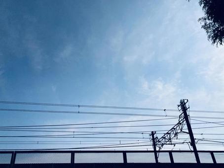 高架線と青空 高架線と青空の写真