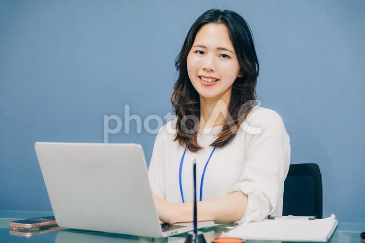 デスクワーク業務する女性 働く女性,20代女性,ビジネス女性の写真素材