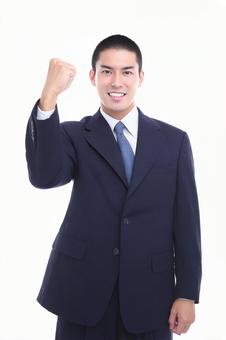 成功を喜ぶ、活気あふれる若い男性 成功を喜ぶ、活気あふれる若い男性の写真
