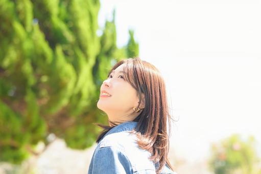公園で微笑む女性 公園で微笑む女性 女性,人物,日光浴の写真素材