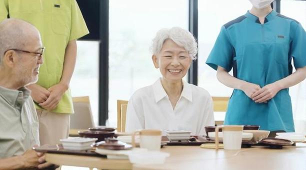 介護施設で食事を待つ高齢者 介護施設で食事を待つ高齢者 介護施設,食事,待つの写真素材