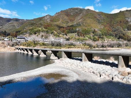 高知県越知町 上空から見た片岡沈下橋 高知県越知町 上空から見た片岡沈下橋 片岡沈下橋,沈下橋,橋の写真素材