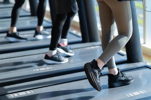 スポーツジムでトレーニングをする若い男女 スポーツジム,フィットネス,ランニングの写真素材