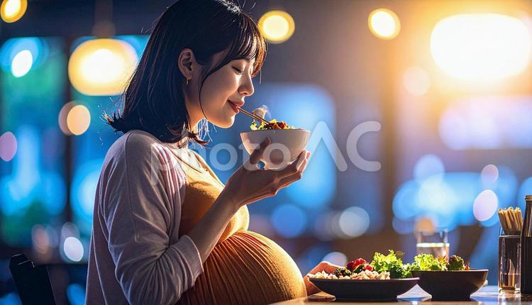 食事を美味しそうに食べる妊婦 満腹,夕食,明るいの写真素材