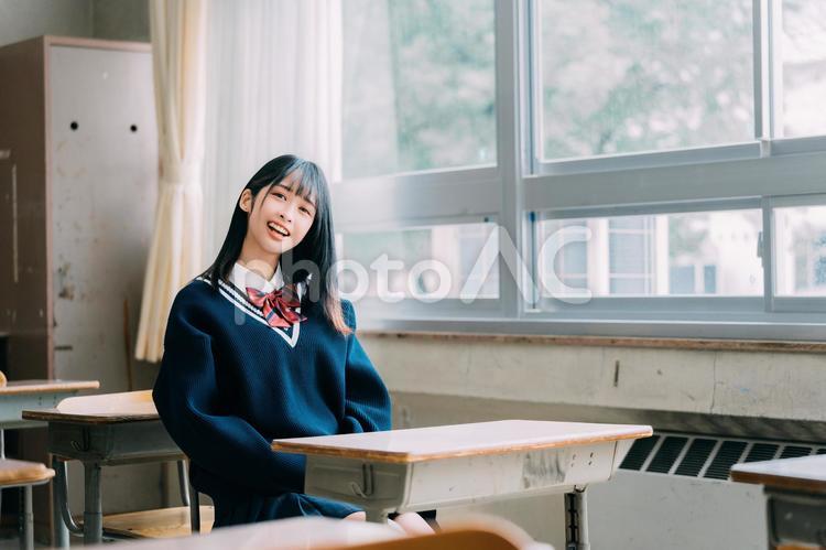 首をかしげて微笑んでくる女子高校生 女性,女子高,高校生の写真素材