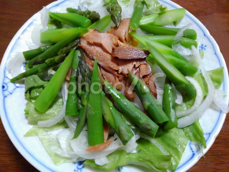 アスパラガスとチャーシューのサラダ アスパラガス,玉ねぎ,レタスの写真素材