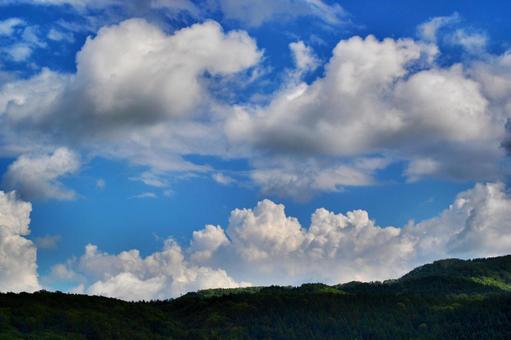 青い空と大きな白い雲 青い空と大きな白い雲の写真