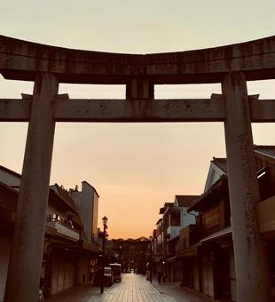 ノスタルジックな夕暮れの街並みと鳥居 ノスタルジックな夕暮れの街並みと鳥居の写真