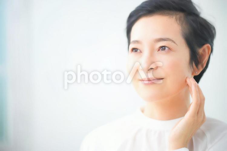 遠くを見ながら考える女性のアップ 女性,主婦,遠くの写真素材