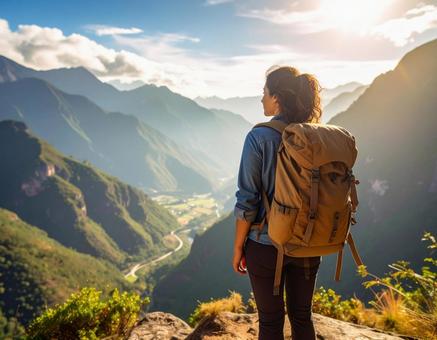 山頂から山の景色を眺める女性1 山頂から山の景色を眺める女性1の写真