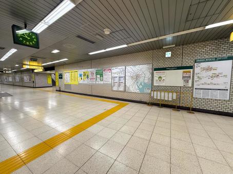 駅構内・連絡通路 駅,構内,通路の写真素材