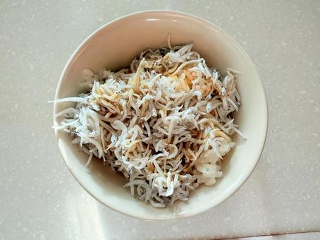 シラスご飯に醤油 シラスご飯に醤油 シラス干し,チリメンジャコ,ちりめんじゃこの写真素材
