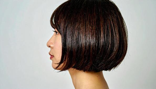 ショートヘアの女性 ショートヘアの女性の写真