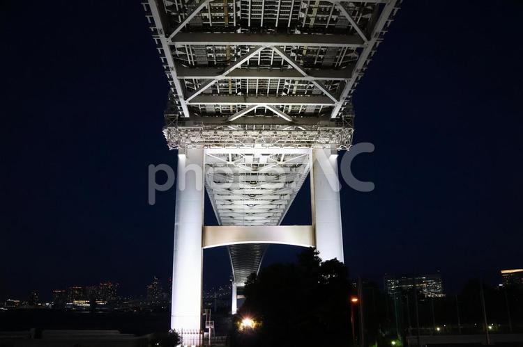 ７月下旬の夜のレインボーブリッジと東京湾 背景,レインボーブリッジ,橋の写真素材