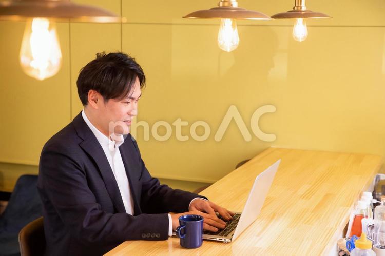 仕事するビジネスマン（笑顔） ビジネスマン,ビジネス,カフェの写真素材