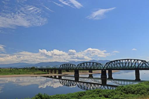 夏空と鉄橋とリフレクション 夏空と鉄橋とリフレクションの写真