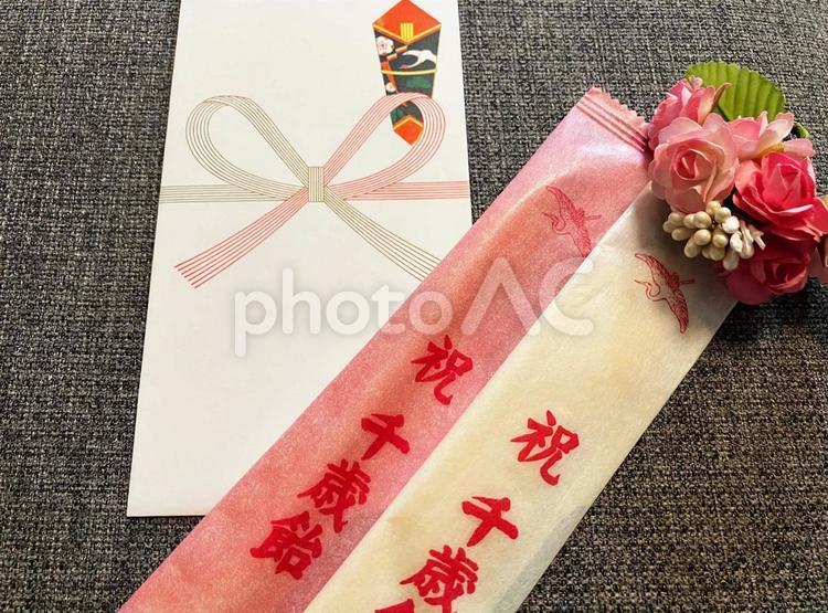 七五三のお祝い　千歳飴と祝儀袋 千歳飴,七五三,祝儀袋の写真素材