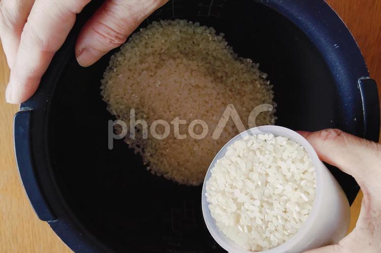 炊飯の用意 お米,すくう,粒の写真素材