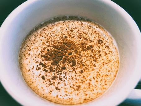 ホットミルクにシナモントッピング３２ シナモンパウダー,シナモン,ホットの写真素材