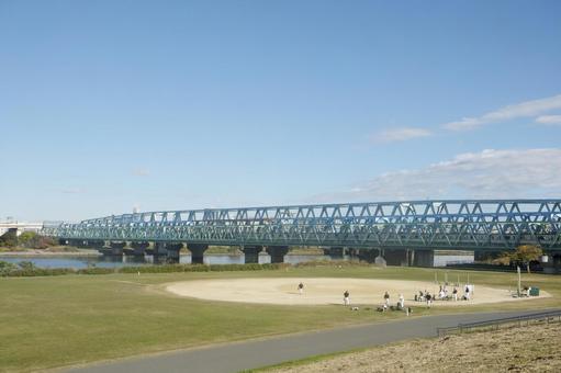晴れた日の荒川河川敷 荒川土手,秋空,季節の写真素材
