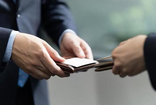 Improving the hands of businessmen exchanging business cards, business card exchange, on hand, businessman, JPG