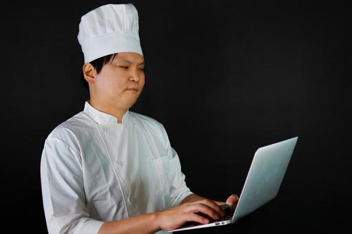 パソコンを使うシェフ パソコンを使うシェフ シェフ,料理人,調理師の写真素材