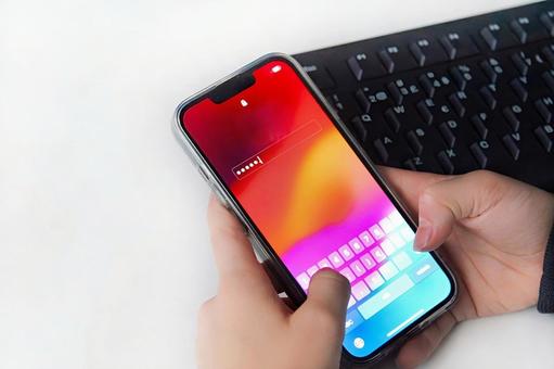 携帯 パスワードを入力する手元 1 スマホ,パスワード,入力の写真素材