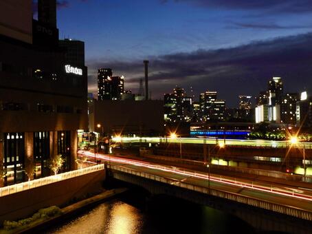 寝屋川を渡る大阪府道168号石切大阪線夜 大阪市,大手前,寝屋川の写真素材