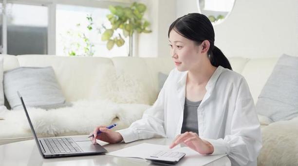 経理の計算をするフリーランスの女性 女性,経理,計算の写真素材