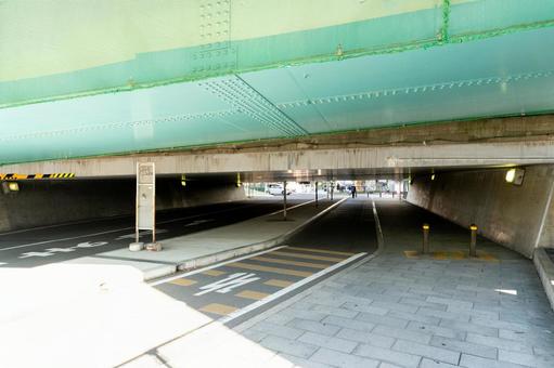 国道43号線高架下通路 兵庫県,西宮市,快晴の写真素材