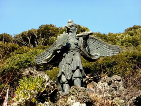 半蔵坊の岩場に立つ天狗の銅像その1 半蔵坊の岩場に立つ天狗の銅像その1 天狗,妖怪,青銅の写真素材