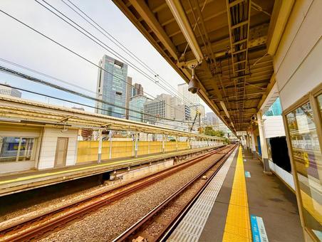 南新宿駅のプラットフォームとビル群 空,駅,プラットフォームの写真素材