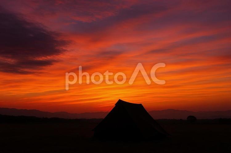 夕焼けとキャンプテントのシルエット キャンプ,テント,夕焼けの写真素材