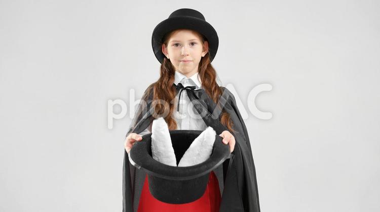 帽子の中のうさ耳を見せる女の子 女の子,マジック,帽子の写真素材