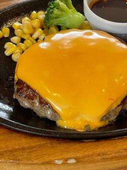 チーズハンバーグの鉄板焼き チーズハンバーグの鉄板焼きの写真