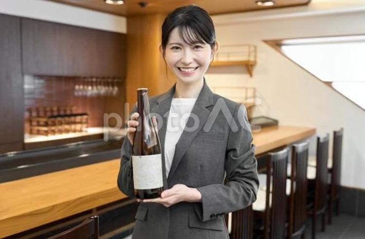 お酒の営業をするビジネスウーマン 飲食店,女性,お酒の写真素材