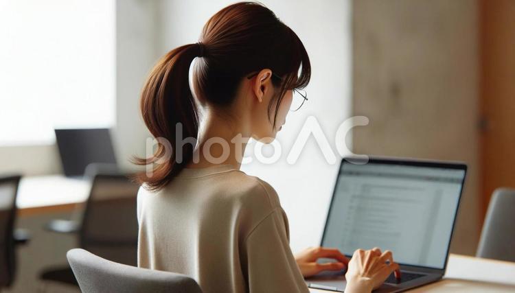 パソコンを操作している女性の後ろ姿 ビジネスウーマン,女性,20代の写真素材