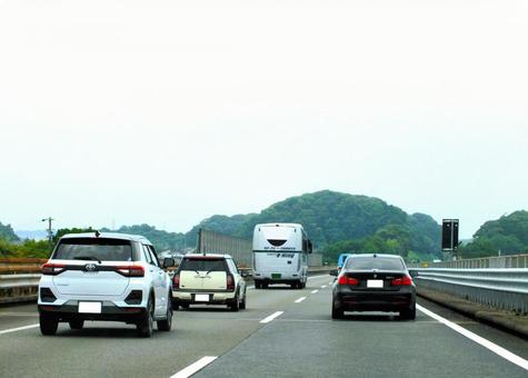 空港直行バスと車の列 空港直行バスと車の列 バス,eーwing,空港直行バスの写真素材