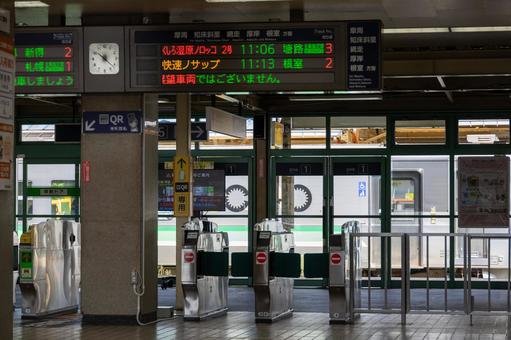 釧路駅自動改札機とH100系車両 鉄道,釧路駅,駅舎の写真素材