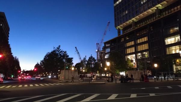 夕暮れに東京駅から行幸通りを眺める 東京駅,夕暮れ,夜景の写真素材