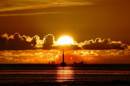 <五島の風景>夜明けの海を進む漁船と太陽 <五島の風景>夜明けの海を進む漁船と太陽の写真