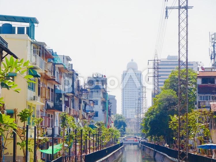 バンコク旧市街の運河と街並みの眺め 空,絶景,たそがれの写真素材