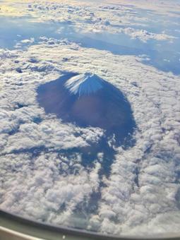 雲の上の富士山の写真