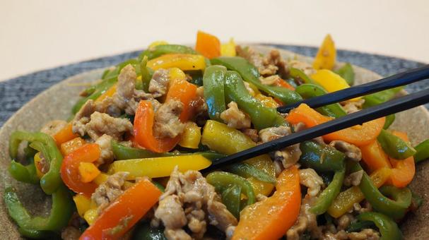 パプリカとピーマンの青椒肉絲・家庭料理 青椒肉絲,パプリカ,ピーマンの写真素材